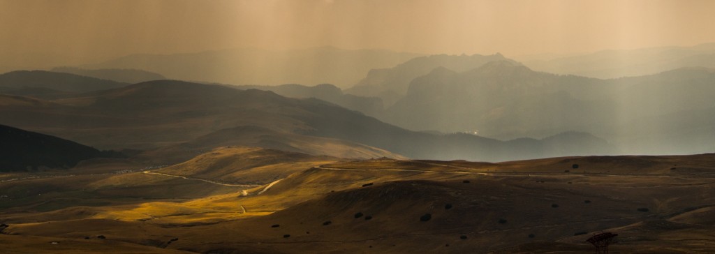 In spatele perdelei de soare